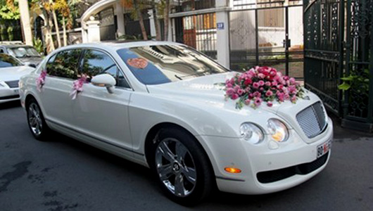 Người đẹp rạng rỡ lên xe hoa là chiếc siêu xe sang trọng Bentley Continental Flying Spur có giá khoảng 200.000 USD, khi về Việt Nam con số lên đến 10 tỷ đồng. Dòng xe này được sản xuất từ năm 2005 sở hữu nội thất cao cấp bậc nhất.