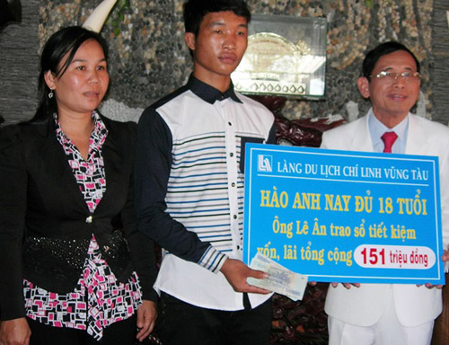 Hàng ngày bà Thơm (trái) chèo đò thuê kiếm vài chục ngàn đồng nên với số tiền 150 triệu đồng của một nhà hảo tâm ở Vũng Tàu trao tặng và trên 700 triệu đồng do Sở LĐ TB