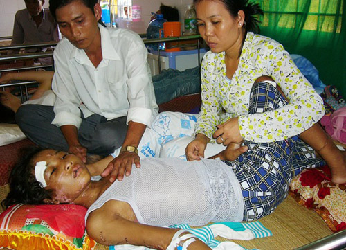 Cuối tháng 4/2010, Công an huyện Đầm Dơi ập vào trại tôm giống của Giang - Thơm kiểm tra, giải thoát Hào Anh khi cậu bé chưa đủ 14 tuổi trong tình trạng 'thân tàn ma dại'.