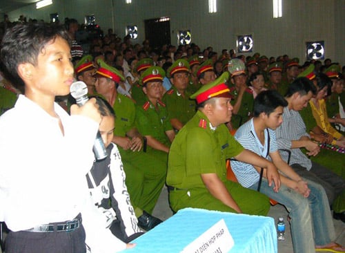 Ngày 29/6/2010, TAND tỉnh Cà Mau xét xử sơ thẩm, phạt Huỳnh Thanh Giang - Mã Ngọc Thơm mỗi người 23 năm tù về tội Cố ý gây thương tích và Hành hạ người khác. Hai người làm công tham gia hành hạ Hào Anh theo lệnh của chủ, mỗi người bị phạt 18 tháng tù.