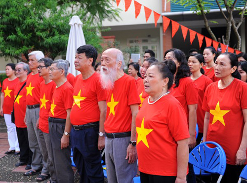 PGS Văn Như Cương cũng đã có mặt trong buổi khai giảng thắm màu cờ đỏ sao vàng của trường Lương Thế Vinh.