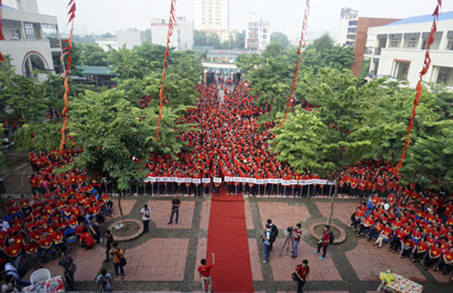 Toàn cảnh lễ khai giảng rực đỏ màu cờ của trường THPT Lương Thế Vinh.