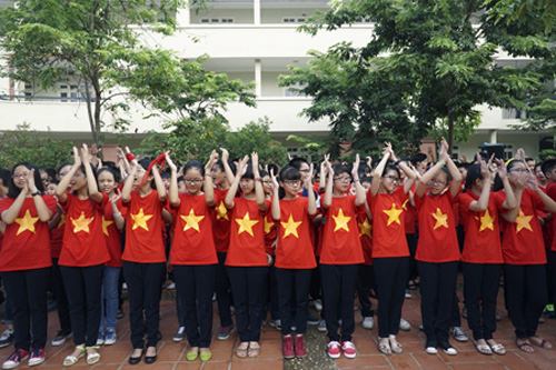Trong buổi lễ khai giảng sáng ngày 4/9/2014 của trường THPT Lương Thế Vinh (Hà Nội), hình ảnh đất nước Việt Nam thân yêu được học sinh và thầy cô mang trên mình qua bộ đồng phục cờ đỏ sao vàng năm cánh.