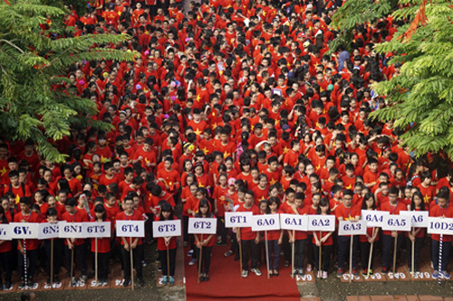 Đồng phục của học sinh là hình ảnh lá cờ Việt Nam.