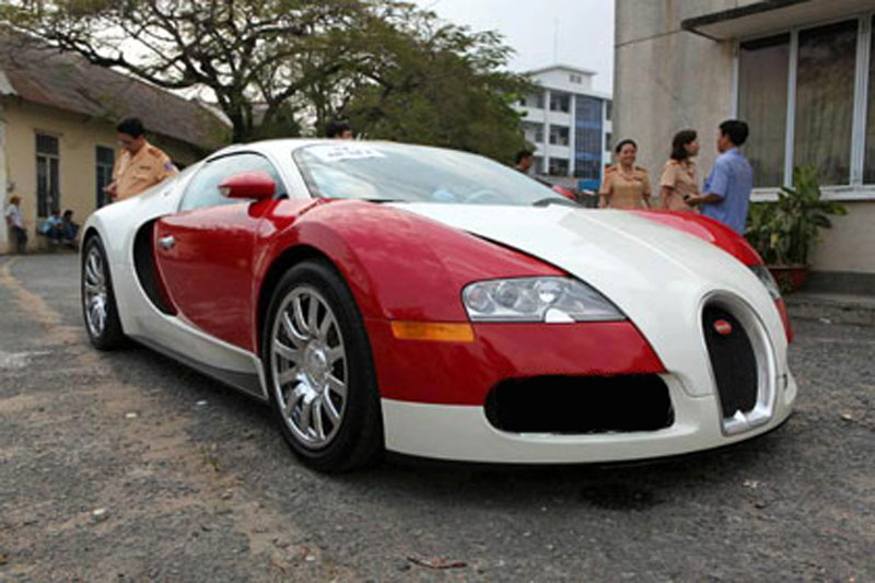 Ngoại thất xe là sự kết hợp giữa màu “Trắng” và “Đỏ Italia”. Đây là chiếc Veyron duy nhất trên thế giới mang màu sắc này.