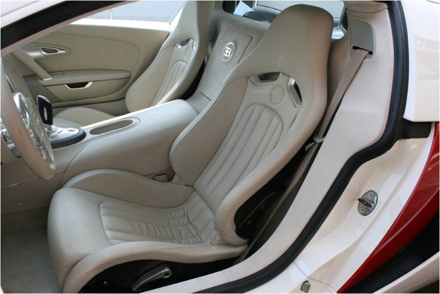 Ghế xe là loại “Sport-Confort” nhằm đem lại sự êm ái nhưng không kém phần thể thao cho chủ nhân.