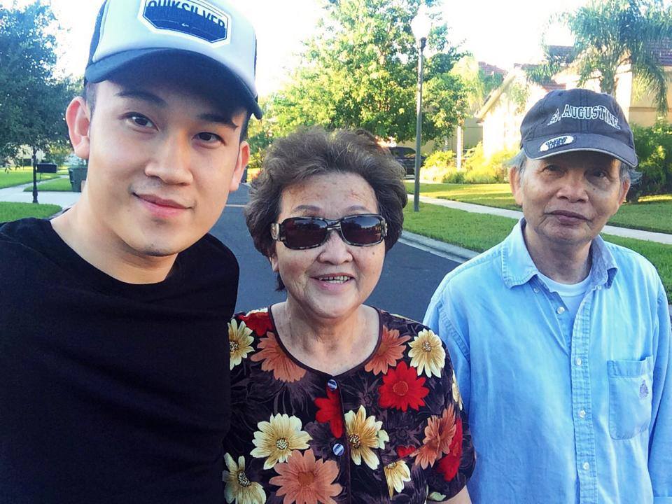 Dương Triệu Vũ khoe ảnh đi tập thể dục với bố mẹ, nam ca sĩ vừa về Mỹ thăm bố mẹ 'Sáng sớm đi bộ quanh xóm tập thể dục cùng bố mẹ... :))) bình yên quá'