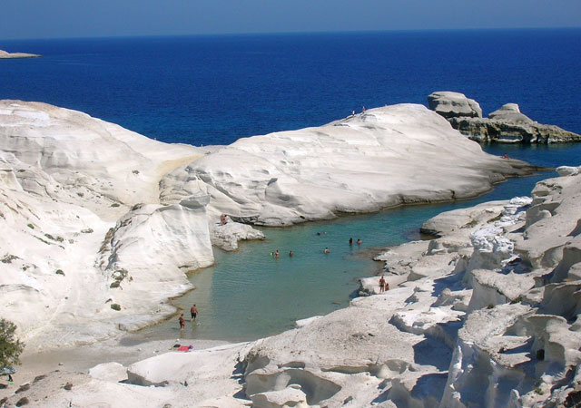 Không hề nghi ngờ, Hy Lạp nổi tiếng với nhiều bãi biển đẹp, nhưng Sarakiniko thuộc đảo Milos thực sự là một bãi biển khác biệt.