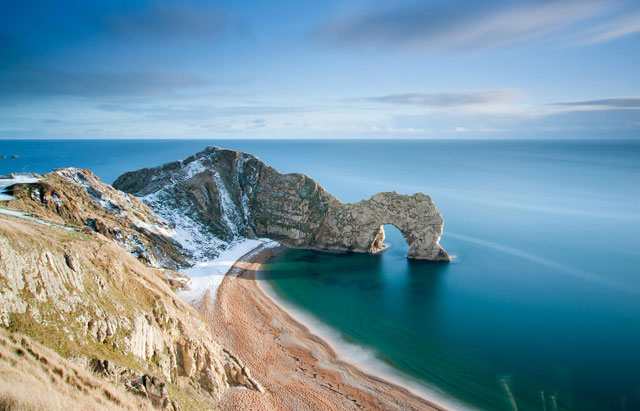Durdle Door là một bãi biển đá cuội, đây cũng là tên của núi đá vôi hình vòm khổng lồ, nối liền những bờ biển tuyệt đẹp ở Dorset, Anh: vịnh St Oswald và Man O’war.