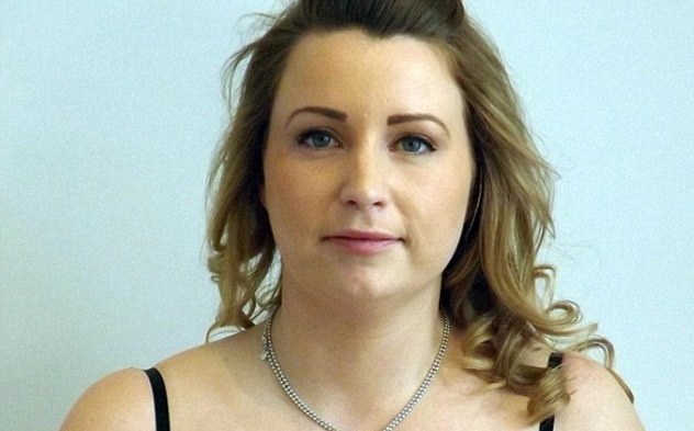 Claire Hawker, 30 tuổi sống tại Anh đã phải trải qua thời gian đau đớn do nhiễm trùng, ngực bị xé, rò rỉ sau khi độn silicon.