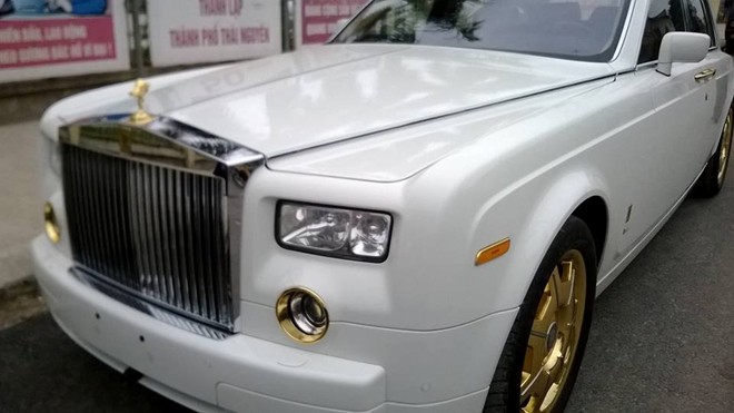 Mẫu xe siêu sang Rolls-Royce Phantom này thuộc sở hữu của một đại gia ở Thái Nguyên với lớp sơn trắng ngà tinh tế. Để tạo điểm nhấn, một số chi tiết của xe được mạ vàng, bao gồm logo, chụp đèn trước.