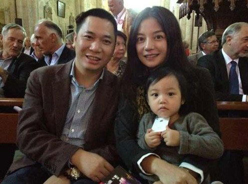 Triệu Vy giờ đang hạnh phúc với gia đình nhỏ bé  bên người chồng đại gia và cô công chúa nhỏ dù nhan sắc có phần đi xuống theo thời gian.