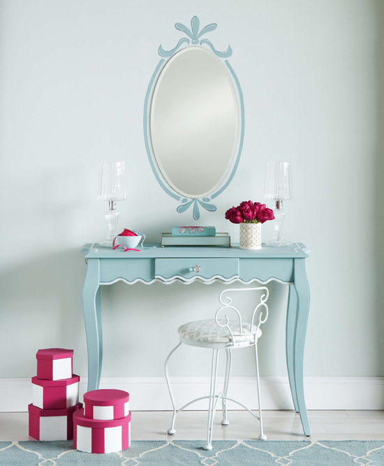 Vẽ khung cho chiếc gương cùng tông màu với bàn trang điểm tạo ra góc trang điểm dễ thương.