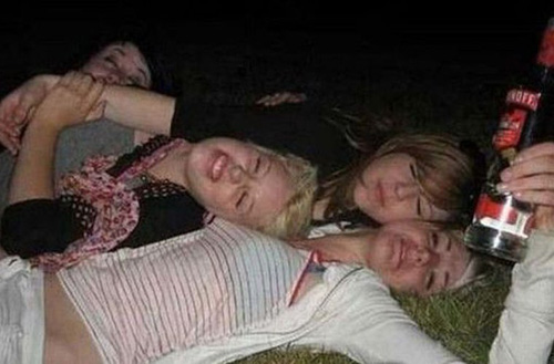 Ba cô gái nằm đè lên nhau trên bãi cỏ sau khi vừa đi nhậu xong.