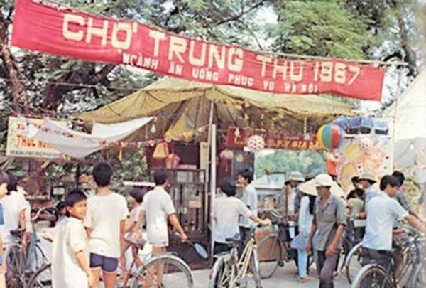 Một cửa hàng bán đồ Trung thu ở Hà Nội năm 1987.
