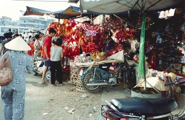 Một cửa hàng bán đồ chơi Trung thu trên phố Sài Gòn xưa.