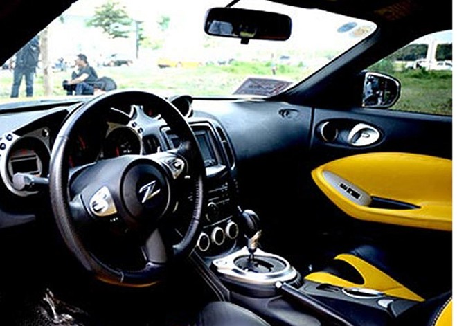 Do có giá cao nên số lượng xe Nissan 370Z có mặt tại Việt Nam là rất ít. Xe có thiết kế mượt mà nhưng cá tính với kiểu dáng to rộng, cản trước lớn, đèn pha sắc cạnh.