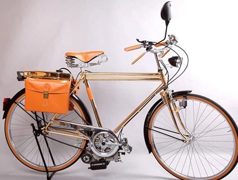 Chiếc xe đạp du lịch này có khung mạ vàng; giá để hành lý, yên xe, phanh và giỏ xe được làm từ da nguyên chất.