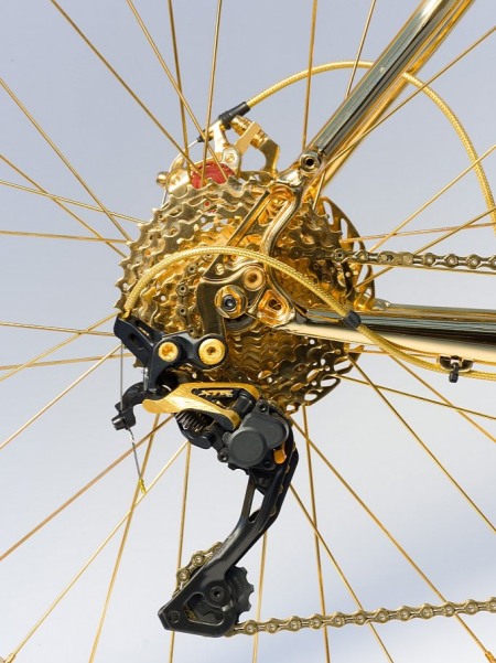 Bên cạnh chất liệu trang trí chủ yếu là vàng, chiếc xe đạp trị giá 1 triệu USD này còn được đính huy hiệu của công ty nạm 600 viên kim cương đen và 500 viên đá sapphire màu vàng.