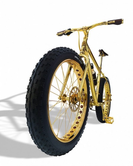 Chiếc xe đạp mạ vàng 24k này do công ty chế tác vàng House of Solid Gold làm theo thiết kế của Huge Power. Với tên gọi Beverly Hills Edition, chỉ có 13 chiếc được sản xuất.
