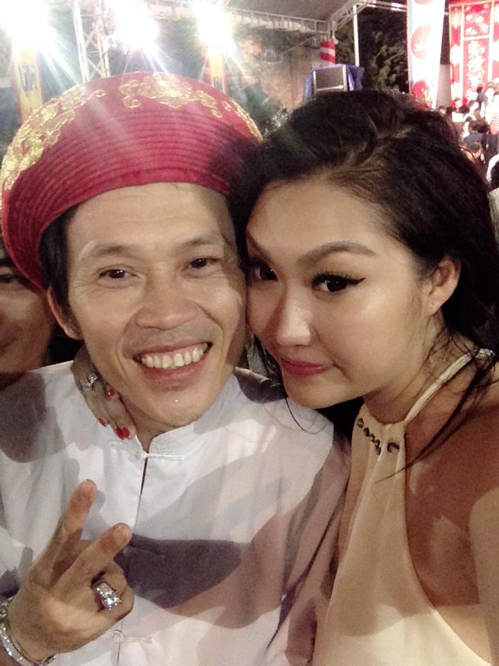 Phi Thanh Vân, chụp ảnh tình cảm với 'anh trai' Hoài Linh khi tham dự Giỗ Tổ nghề Sân Khấu tại sân khấu Nụ Cười Mới.