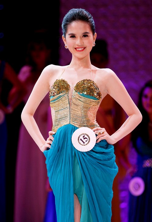 Nữ hoàng nội y Ngọc Trinh đẹp không còn chỗ nào để chê trong những bộ hình. Nhưng tại cuộc thi Hoa hậu Việt Nam toàn cầu, người đẹp mới bị lộ ra vai so và xương xẩu. Cô đã giấu nhược điểm này rất khéo bằng mái tóc dài.