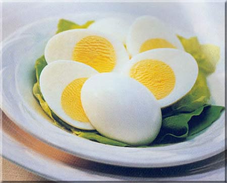 Trứng cung cấp lượng vitamin B12 cần thiết cho cơ thể mà nếu thiếu vitamin này sẽ có thể gây ra tình trạng tóc bạc sớm.