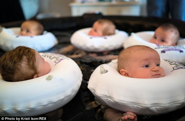Tại spa kiểu mới mang tên Float Baby ở thành phố Houston, bang Texas, Mỹ, các em bé từ 2 tuần tuổi tới 8 tháng tuổi được mặc bỉm chống thấm nước và đeo phao quanh cổ để tránh đầu bị ngập nước.