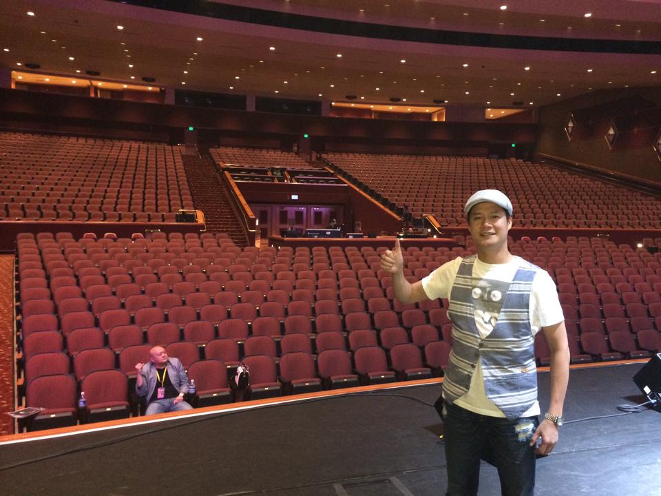 Quang Dũng khoe một nhà hát hoàng tráng, tại Mỹ, trong buổi tập chương trình ca nhạc mà anh sẽ biểu diễn tại đây.