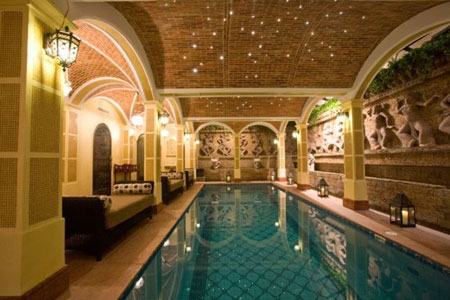 Bể bơi của căn biệt thự đẹp không kém trong các cung điện.