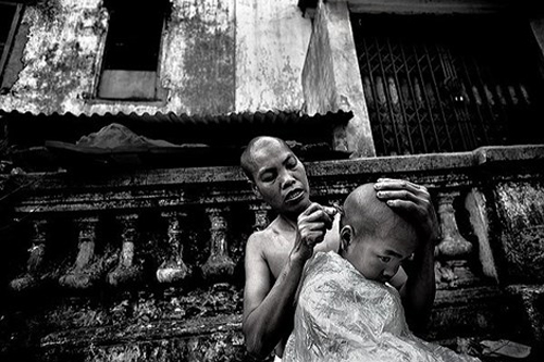Mùi, cạo đầu cho con bằng một dao cạo cũ nhặt được trên đường. Mùi thích để đầu trọc vì lý do vệ sinh và cũng vì là một Phật tử. Mùi dạy con giá trị của một cuộc sống đơn giản.