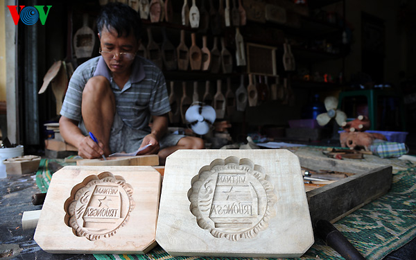 Theo ông Bảng cho biết, đây là mẫu khuôn do một chủ cơ sở sản xuất bánh Trung thu trên Xuân Đỉnh (Hà Nội) đặt làm.