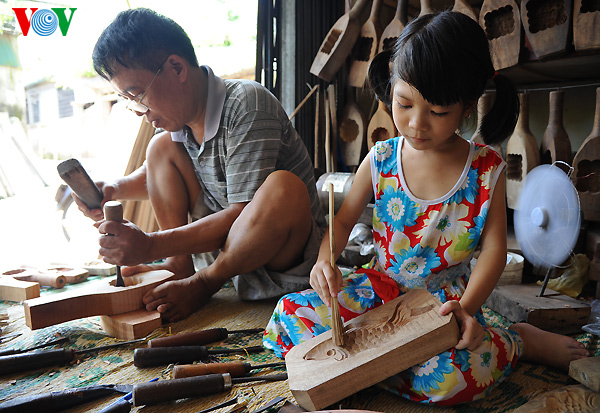 Tuy nhiên, vì lòng yêu nghề nên nhiều gia đình tại xã Tiền Phong vẫn cố gắng duy trì. Mỗi khi rảnh rỗi, ông Bảng lại ngồi hướng dẫn con cháu mình cách làm khuôn để nghề truyền thống không bị mất đi.