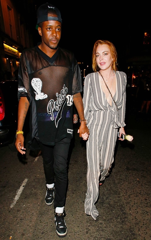 'Nữ hoàng rắc rối' Lindsay Lohan và blogger Vas J Morgan tạo thành 'cặp đôi hoàn cảnh' với lối ăn mặc lôi thôi, lếch thếch.