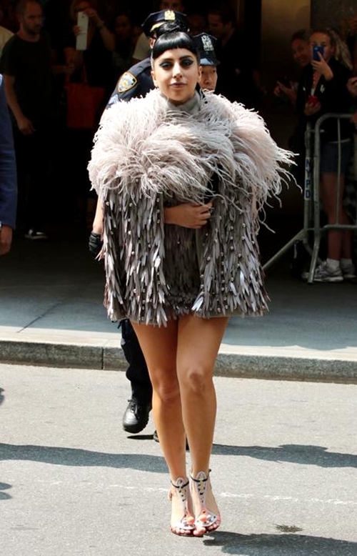 Ca sĩ Born this way Lady Gaga khôi hài trong chiếc áo to sụ, trang trí rườm rà, hệt một chú chim xù lông.