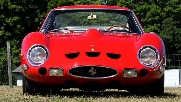 Nhưng mới đây, kỉ lục này bị xô đổ bởi người anh em Ferrari 250 GTO 1962 khi được bán lại cho 1 doanh nhân người Đức với mức giá 63,94 triệu USD (khoảng 1.326 tỷ đồng).