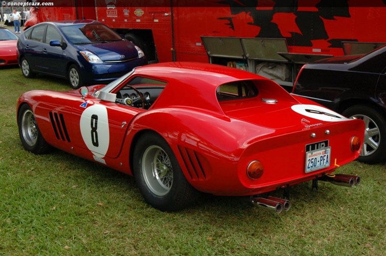 Ferrari 250 GTO là mẫu xe đua hoàn hảo những năm 60. Chỉ có 39 chiếc loại này được sản xuất và nó được coi là vua các trường đua thời bấy giờ.