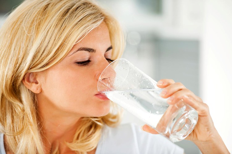 Nước lọc. Như chúng ta đều biết uống nhiều nước là cách bài độc tốt nhất. Táo bón là hiện tượng thường gặp do không cung cấp đủ nước cho cơ thể, trong khi táo bón kéo dài là một trong những nguyên nhân chính gây béo phì. Vì vậy, hãy uống 8 cốc nước mỗi ngày để bổ sung lượng nước cần thiết cho cơ thể.