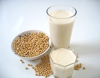 Sữa đậu nành. Sữa đậu không chỉ bổ dưỡng, ít calo mà còn rất hiệu quả trong việc đốt chất chất béo trong cơ thể. Protein, is flavones, glycosides và các thành phần khác trong đậu nành kích thích việc đốt chất tế bào mỡ trong cơ thể nhanh gấp 2 lần.