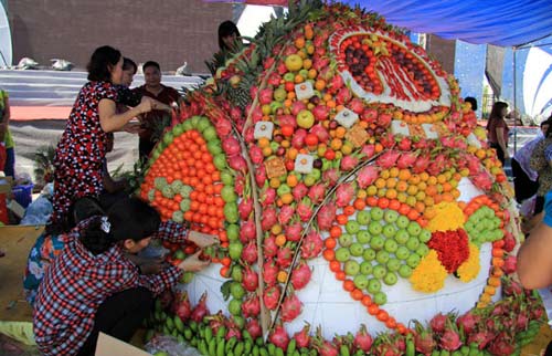Mâm cỗ Trung thu trưng bày đêm 7/9 (14/8 âm lịch) tại sân khấu lớn Lễ hội Thành Tuyên 2014 được làm bởi 40 người đến từ khắp các phường trong thành phố Tuyên Quang.