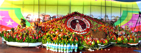 Mâm cỗ Trung thu được công nhận kỷ lục Guiness Việt Nam tại Đêm hội Thành Tuyên 2013.