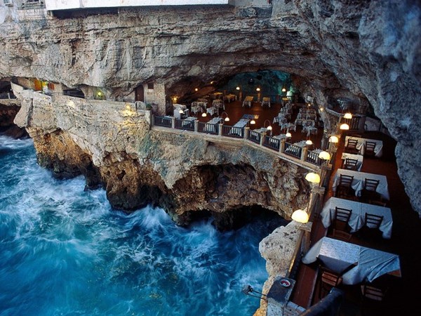 Nằm trong một hang động đá vôi, nhà hàng Palazzese Grotta ở miền Nam nước Ý chỉ mở cửa vào những tháng mùa hè, khách hàng tới đây có thể chiêm ngưỡng khung cảnh ngoạn mục của Địa Trung Hải phía bên ngoài.