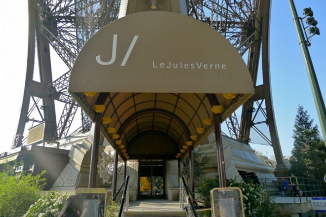 Le Jules Vernes tọa lạc tại một trong những địa điểm mang tính biểu tượng nhất thế giới, tháp Effel. Nằm trên tầng thứ hai của tòa tháp, nhà hàng giúp du khách có cơ hội ngắm toàn cảnh kinh đô Paris tráng lệ.
