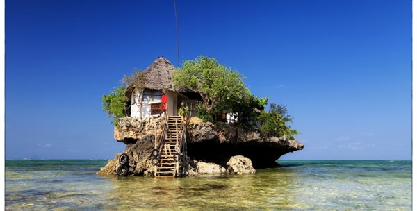 Một tảng đá nằm ngoài khơi Ấn Độ Dương cách không xa bờ biển Michanvi Pingwe của Zanzibar thuộc quốc gia châu Phi Tanzania đã được biến thành nhà hàng hải sản độc đáo.