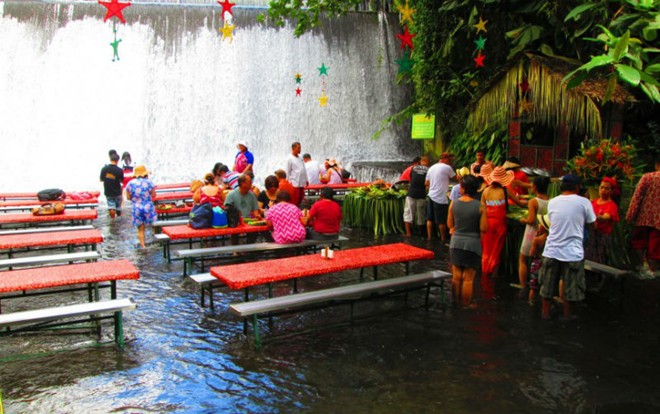 Labassin là một địa điểm ăn uống nằm trong khu nghỉ dưỡng Villa Escudero (Philippines) phục vụ theo phong cách bàn ăn bằng tre. Tuy nhiên, điểm độc đáo ở đây chính là nhà hàng nằm dưới chân một thác nước nhỏ.
