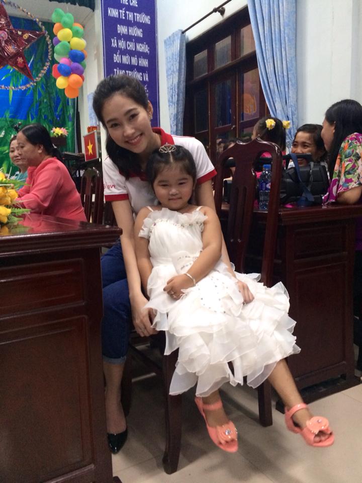 Hoa hậu Thu Thảo về Bạc Liêu tham gia chương trình Trung Thu cho trẻ em.