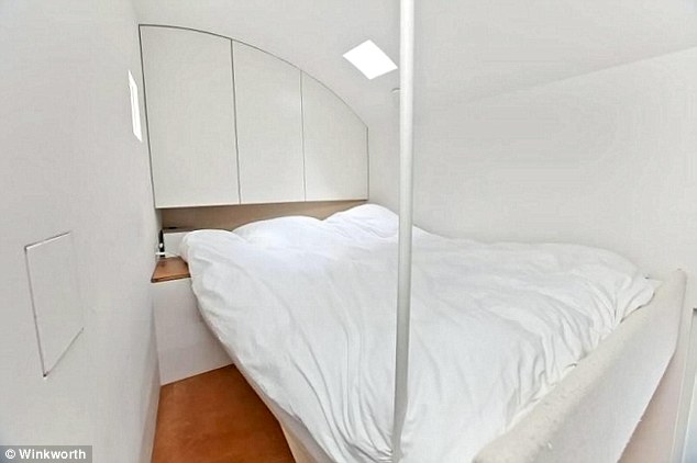 Giường ngủ dài 2,2 m x rộng 1,8 m được đặt trên gác xép cùng tủ đựng đồ xinh xắn.