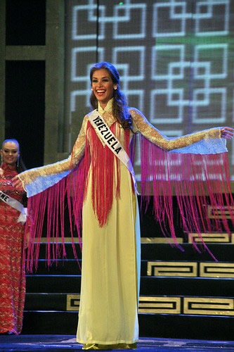 Hoa hậu Hoàn Vũ 2008 - Dayana Mendoza đẹp dịu dàng trong tà áo dài ren màu vàng