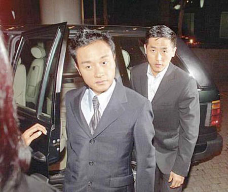 Chuyện tình của hai người tưởng như sẽ mãi đi trên con đường hạnh phúc thì vào hồi 18h41 ngày 1/4/2003, Trương Quốc Vinh nhảy từ tầng 24 một khách sạn tự tử khi mới 27 tuổi.
