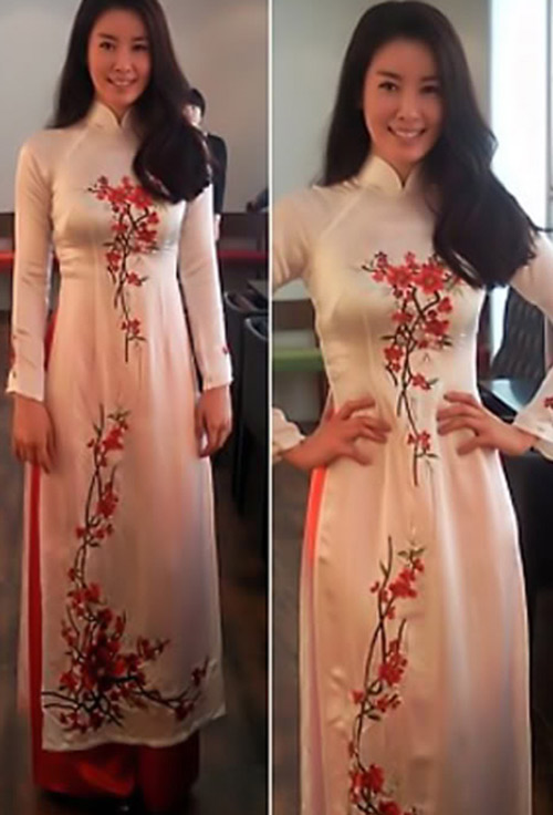 Lee Tae Ran xinh đẹp trong chiếc áo dài trắng thêu hoa đỏ do các fan Việt gửi tặng.